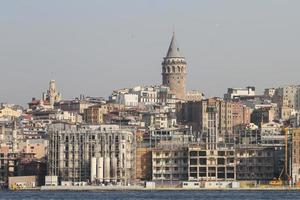 torre karakoy y galata en la ciudad de estambul foto