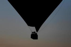 globo aerostático sobre la ciudad de goreme foto