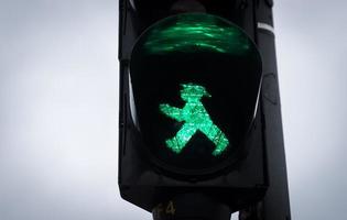 semáforo con hombre verde ampelmann caminando, berlín, alemania foto