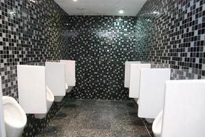 urinarios en un edificio solo para hombres foto
