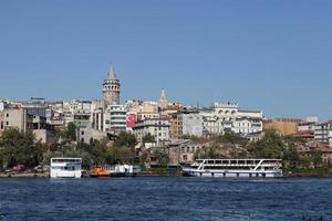 torre karakoy y galata en la ciudad de estambul foto