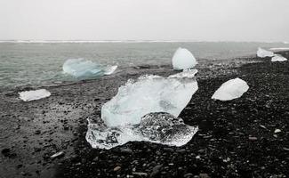 hielos en la playa de jokulsarlon, islandia foto