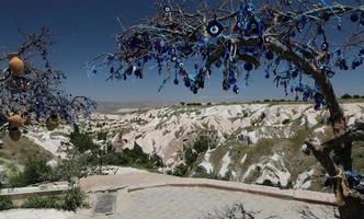 valle de las palomas y árbol de cuentas del mal de ojo en capadocia foto