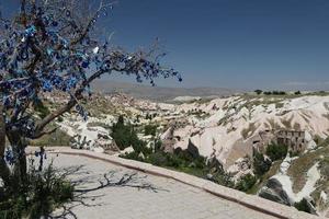 valle de las palomas y árbol de cuentas del mal de ojo en capadocia foto