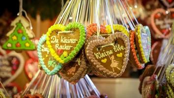 Pan de jengibre tradicional en forma de corazón en el mercado de Navidad, Berlín, Alemania foto