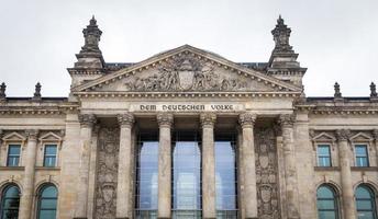 parlamento alemán, edificio del reichstag en berlín, alemania foto