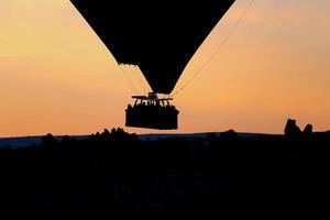 globo aerostático sobre la ciudad de goreme foto