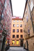 coloridos edificios en gamla stan, estocolmo, suecia foto