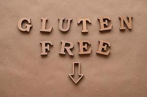 letras sin gluten sobre un fondo de papel. foto