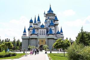 castillo de cuento de hadas en el parque científico, artístico y cultural de sazova en la ciudad de eskisehir foto