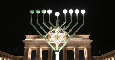 menorah durante hanukkah en pariser platz, berlín, alemania foto
