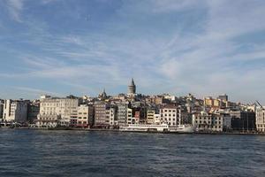 torre karakoy y galata en la ciudad de estambul foto