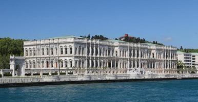 palacio de ciragan en la ciudad de estambul, turquía foto