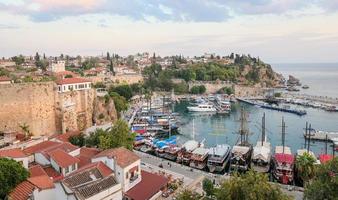 barcos en el puerto de antalya, turquía foto