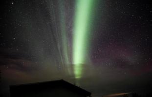 aurora boreal sobre islandia foto