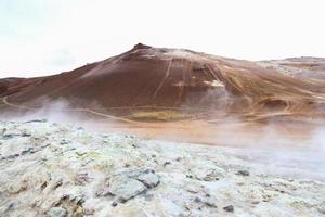 área geotérmica de namafjall en islandia foto