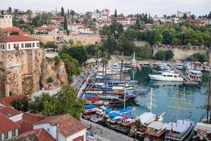 barcos en el puerto de antalya, turquía foto