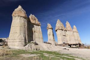 formaciones rocosas en el valle del amor, capadocia, nevsehir, turquía foto