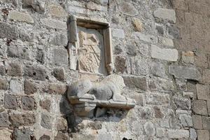 símbolos de caballero en el castillo de bodrum, turquía foto