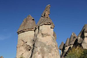 formaciones rocosas en el valle de los monjes pasabag, capadocia, nevsehir, turquía foto