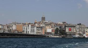 puente karakoy y galata en la ciudad de estambul foto