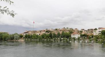 río kizilirmak en la ciudad de avanos, turquía foto