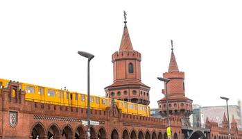 tren u-bahn pasando por el puente oberbaum en berlín, alemania foto