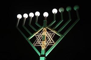 hanukkiah, menorah con nueve ramas foto