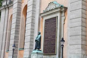 estatua del escritor olaus petri en storkyrkan, estocolmo foto