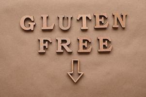 letras sin gluten sobre un fondo de papel. foto