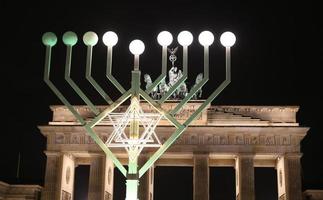 menorah durante hanukkah en pariser platz, berlín, alemania foto