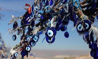 árbol de perlas de mal de ojo en el valle de las palomas, capadocia, nevsehir, turquía foto