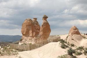 Formación rocosa en forma de camello en el valle devrent, capadocia foto