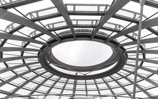 cúpula del reichstag en el parlamento alemán bundestag, berlín, alemania foto