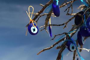 árbol de perlas de mal de ojo en el valle de las palomas, capadocia, nevsehir, turquía foto