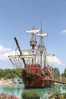 barco pirata en el parque científico, artístico y cultural de sazova en la ciudad de eskisehir foto