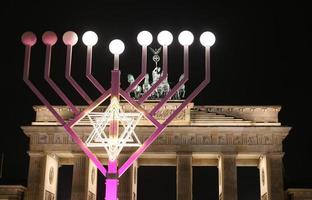 menorah durante hanukkah en pariser platz, berlín, alemania foto