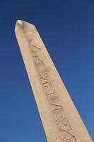 obelisco de teodosio en la ciudad de estambul, turquía foto