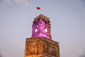 torre del reloj en la ciudad de antalya, turquía foto