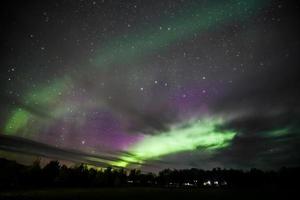 aurora boreal sobre islandia foto