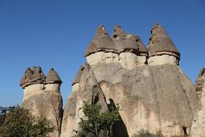 formaciones rocosas en el valle de los monjes pasabag, capadocia, nevsehir, turquía foto