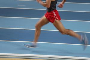 los atletas borrosos corren en atletismo foto