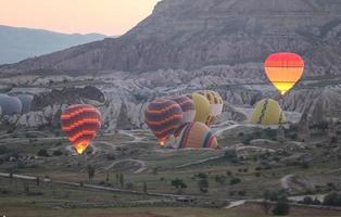 globos aerostáticos en los valles de capadocia foto