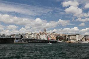 puente galata y torre galat en la ciudad de estambul foto