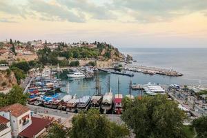 barcos en el puerto de antalya, turquía foto