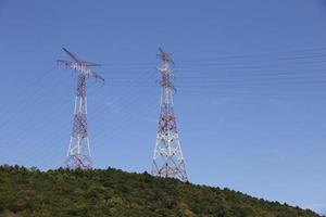 postes eléctricos rojos y blancos foto