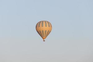 globo aerostático sobre la ciudad de goreme foto