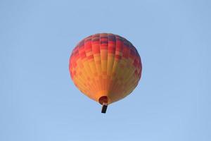 globo aerostático sobre la ciudad de goreme foto