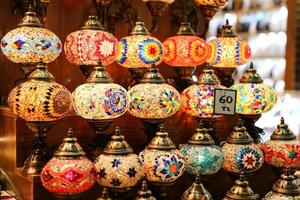 Linternas turcas coloridas en la ciudad de Estambul foto