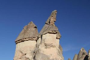 formaciones rocosas en el valle de los monjes pasabag, capadocia, nevsehir, turquía foto